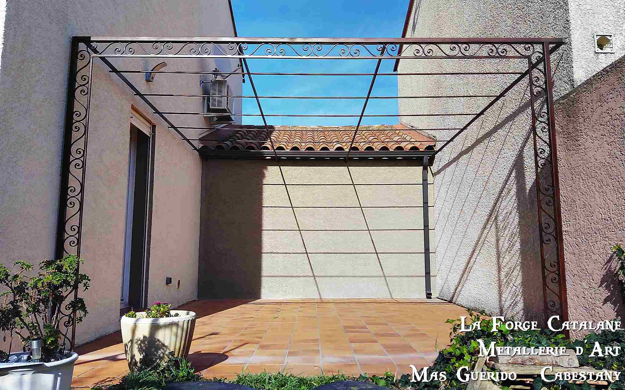 pergola avec frise volutes sur face avant forge catalane.jpg